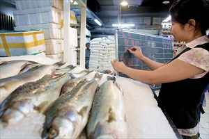 超市售水產(chǎn)品 先交代“出身”_滾動(dòng)新聞_財(cái)經(jīng)縱橫_新浪網(wǎng)